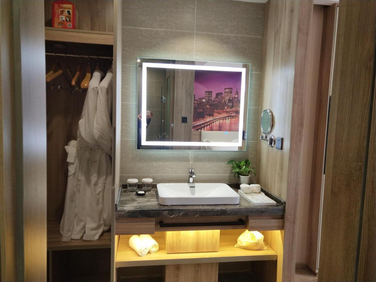 Jinjiang Metropolo Hotel Nanjing Jiangjun Dadao Hehai University Branch Bagian luar foto