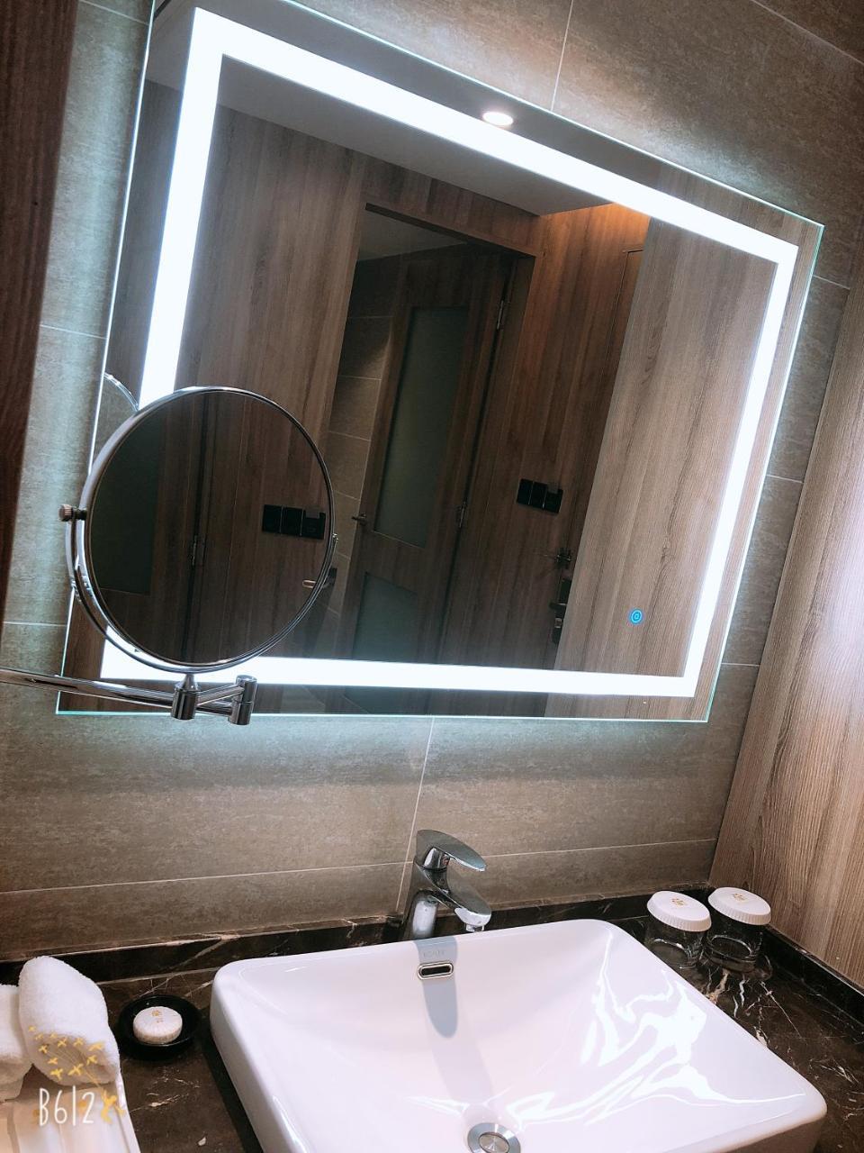 Jinjiang Metropolo Hotel Nanjing Jiangjun Dadao Hehai University Branch Bagian luar foto
